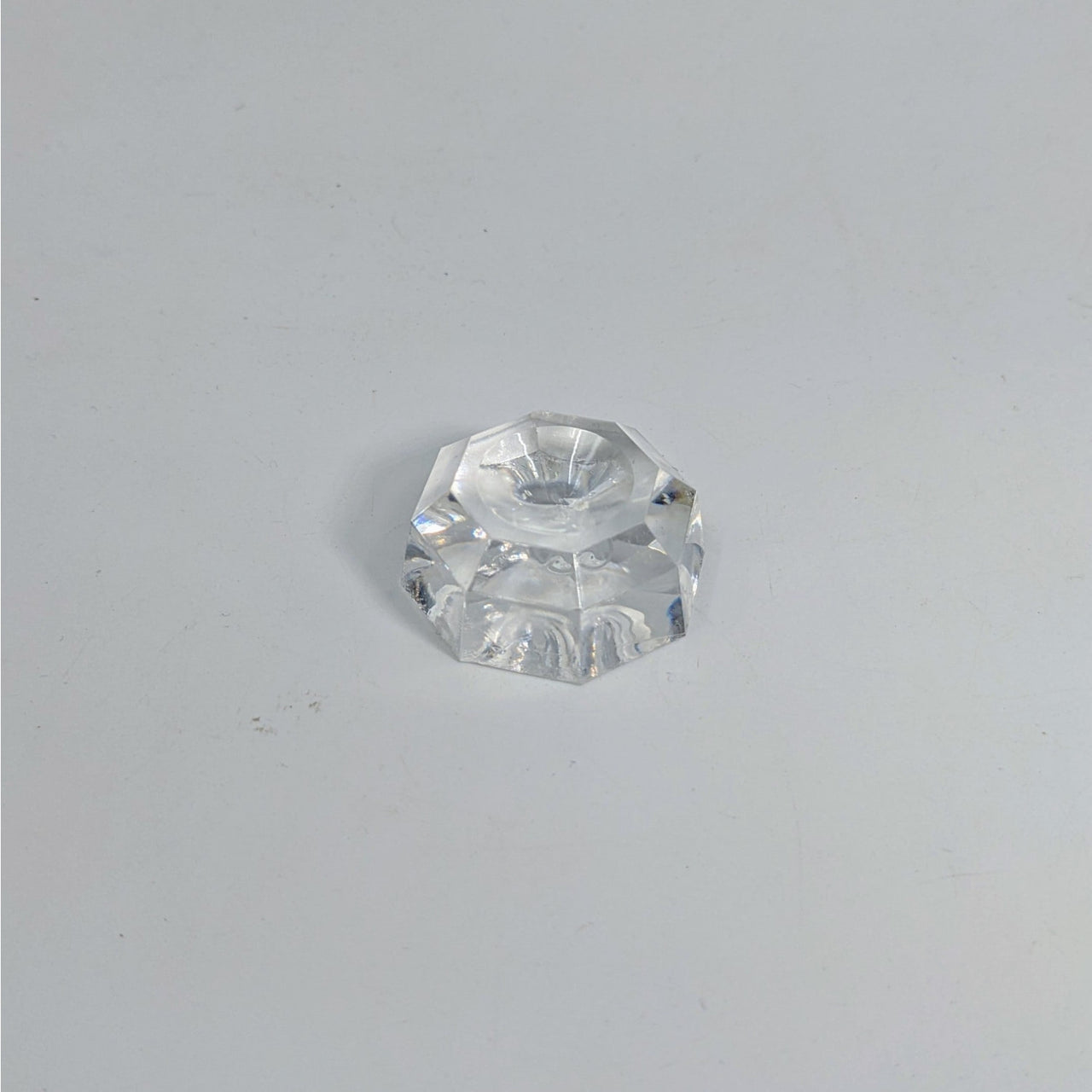 Clear crystal flower-shaped bead on Acrylic & Metal Stands Q152 for elegant ring holder
