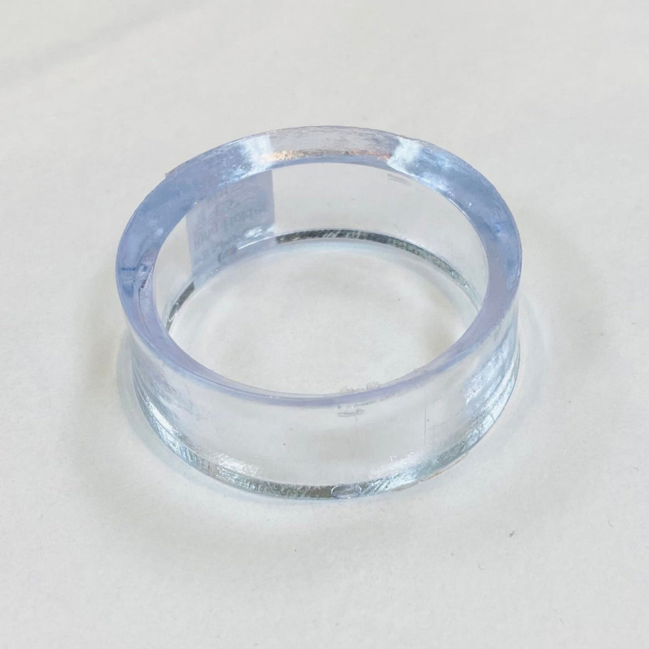 Clear acrylic ring holder with simple band design for Acrylic & Metal Stands Q152