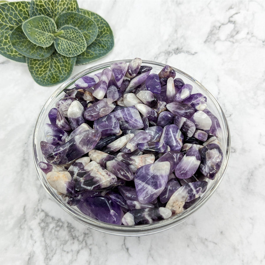 A bowl of Banded Amethyst marble chips, 28gm Parcel #LV5759