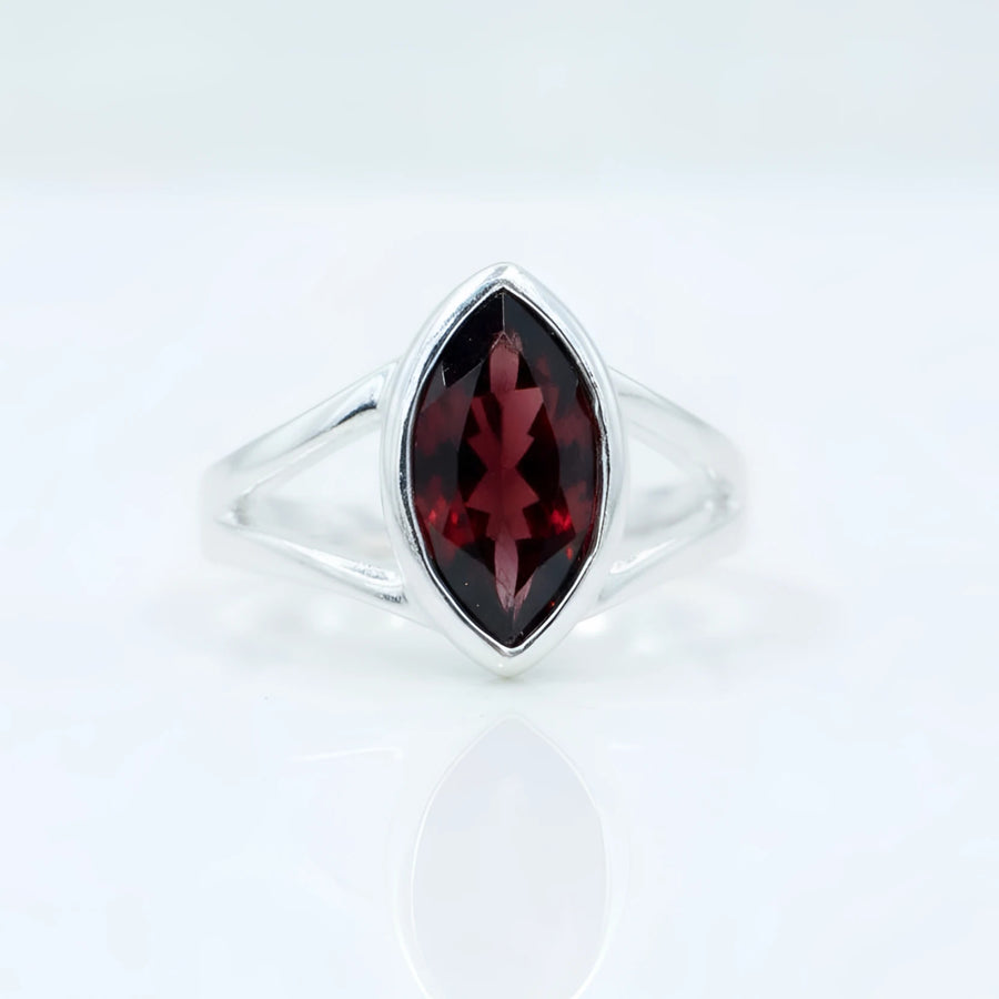 Marquise-cut garnet sterling silver ring BC0411