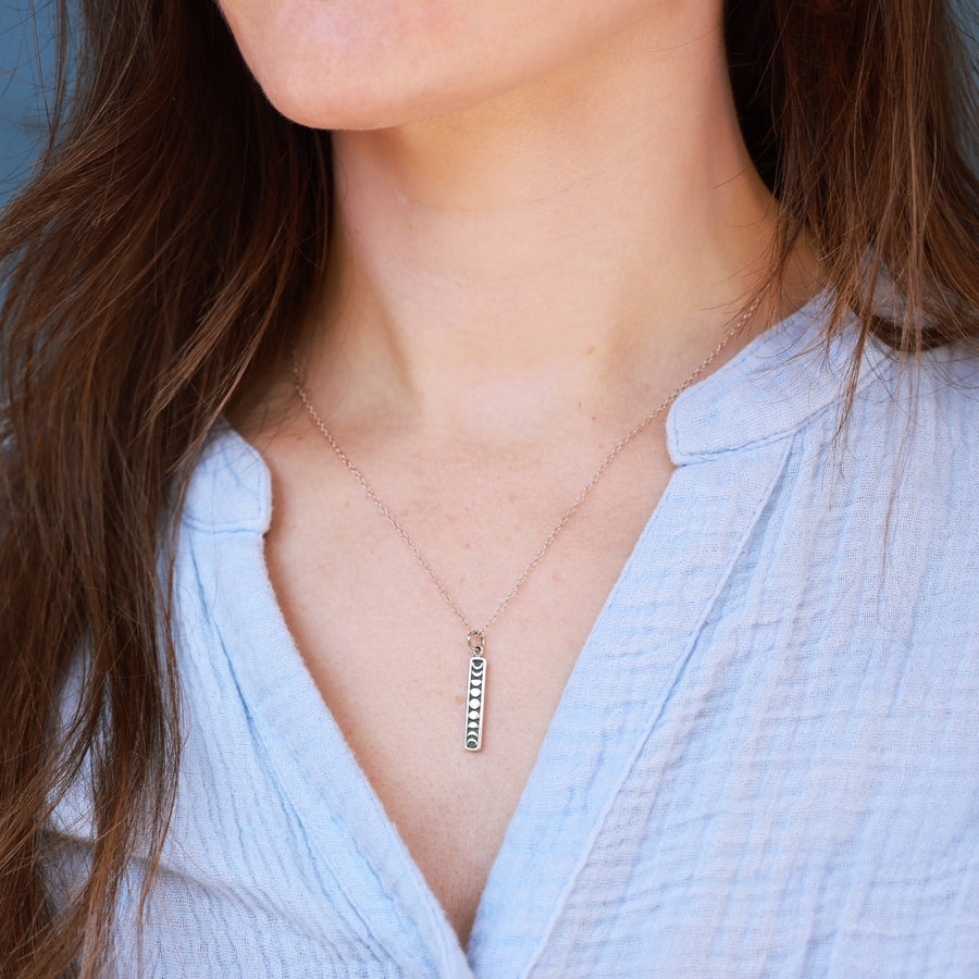 Rose gold vertical bar necklace with engraved names LV9574